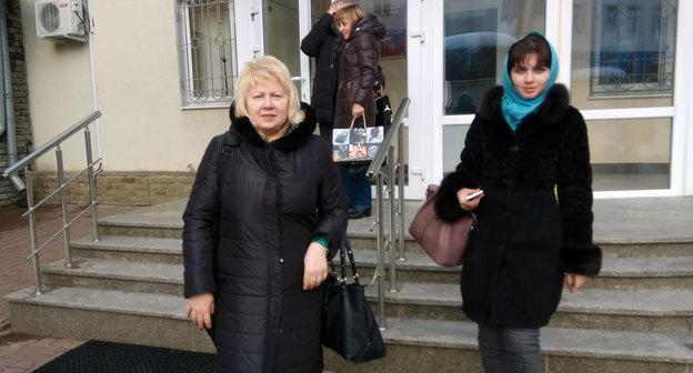 Адвокат Павла Гриба Марина Дубровина (на переднем плане) выходит из суда. Фото Константина Волгина для "Кавказского узла"
