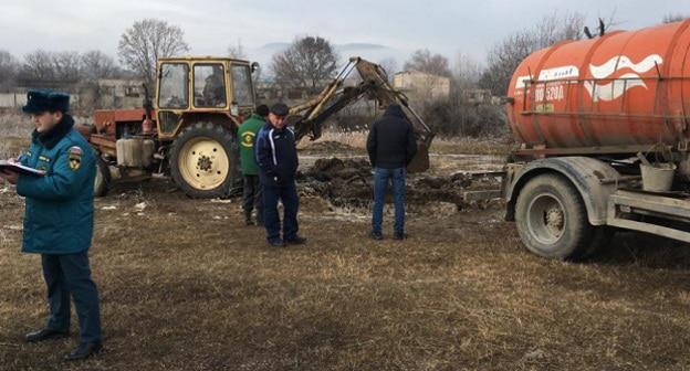 Работы на месте порыва водопровода. Фото: ГУ МЧС по Карачаево-Черкесии http://09.mchs.gov.ru/operationalpage/operational/item/7864309/ 