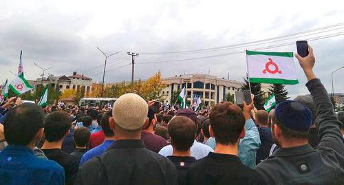 Митинг перед Парламентом Ингушетии. Магас, 04.10.2018. Фото Умара Йовлоя для "Кавказского узла"