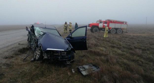 Место ДТП в Черноземельском районе Калмыкии. Фото пресс-службы МЧС республики http://08.mchs.gov.ru/pressroom/news/item/7865587/