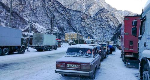В очереди стоят автомобили и большегрузы из разных городов и стран. Фото Эммы Марзоевой для “Кавказского узла”.