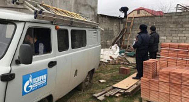 Рейд по выявлению и прекращению подачи газа на участках с самовольным подключением в Махачкале. Фото http://mkala-mrg.ru/news/ooo_gazprom_mezhregiongaz_makhachkala_proveli_sovmestnye_reydy_po_vyyavleniyu_i_prekrashcheniyu_poda/