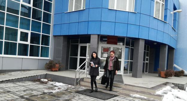 Адвокат потерпевших Анжелика Сикоева и вдова Цкаева Земфира у здания суда 30 января 2019 года. Фото Эммы Марзоевой для "Кавказского узла"