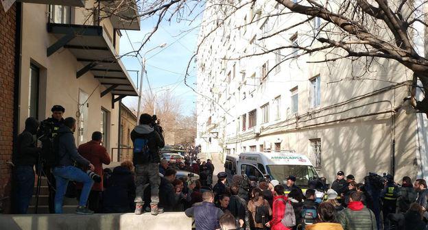 Машина скорой помощи у дома на улице Кетеван Цамебули, где 30 января 2019 года произошла утечка газа. © Sputnik / Alex Shlamov
https://sputnik-georgia.ru/incidents/20190131/244132738/Sem-chelovek-pogibli-v-Tbilisi-otravivshis-gazom.html