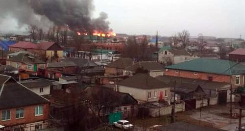 Торговый центр и соседнее с ним здание горят в Кизляре. Фото кадр видео 
РИА Дагестан https://www.youtube.com/watch?v=HZ2BMyrVo-c
