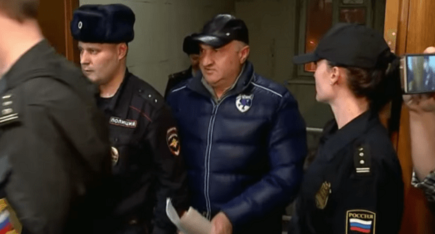 Рауль Арашуков в сопровождении силовиков. Кадр видеосюжета "Первого канала". https://www.youtube.com/watch?v=RL3_pH3xb54