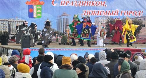 Жители Элисты на празднике Цаган сар. Фото: Бадма Бюрчиев для "Кавказского узла".
