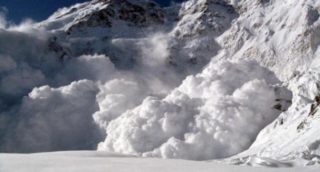 Сход лавины в горах. Фото: ГУ МЧС по Кабардино-Балкарии http://www.mchsmedia.ru/news/item/6575987/