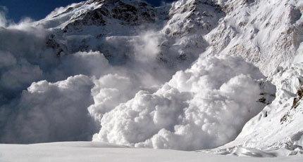 Сход лавины в горах. Фото: ГУ МЧС по Кабардино-Балкарии http://www.mchsmedia.ru/news/item/6575987/