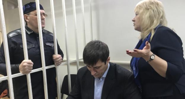 Оюб Титиев и его адвокаты. Фото Патимат Махмудова для "Кавказского узла".