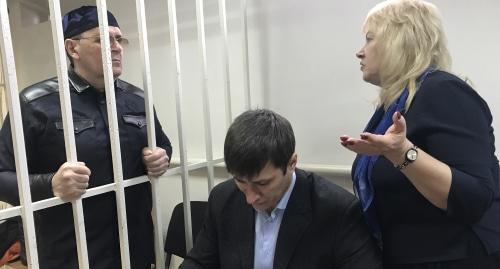 Оюб Титиев и его адвокаты. Фото Патимат Махмудова для "Кавказского узла".