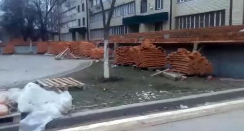 Строительство кирпичной стены на территории общего двора нескольких многоэтажек в Грозном.  Фото CHECHEN WHATSAPP 3, https://www.youtube.com/watch?v=x3umWNFW5Lo
