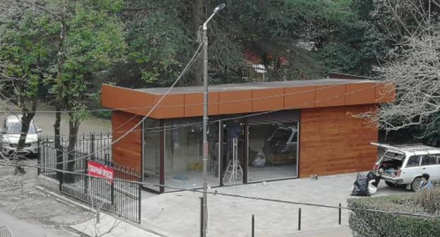 Магазин, перекрывший проезд на дороге в Сочи. Фото Светланы Кравченко для "Кавказского узла".