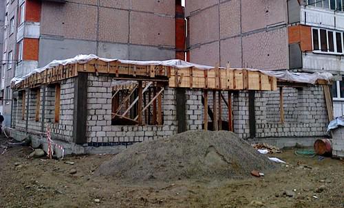 Строящийся магазин у многоэтажек в Нальчике. Фото Людмилы Маратовой для "Кавказского узла"