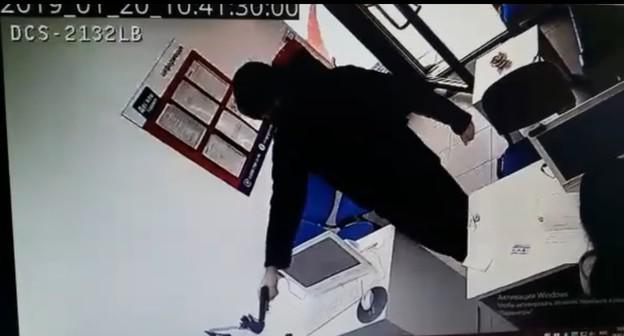Скриншот видео нападения на офис по выдаче микрокредитов в Махачкале 20 января 2019 года. https://www.youtube.com/watch?v=h9CKyDGtKZo