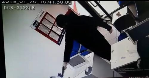 Скриншот видео нападения на офис по выдаче микрокредитов в Махачкале 20 января 2019 года. https://www.youtube.com/watch?v=h9CKyDGtKZo