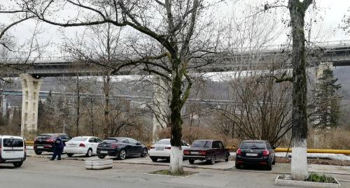 Парковка автомобилей на месте снесенных магазинов в Сочи. Фото: Светлана Кравченко для "Кавказского узла".