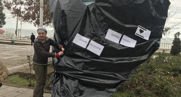 Организатор акции Наталья Захарова собирает "материнское сердце". Махачкала, 10 февраля 2019 года. Фото Патимат Махмудовой для "Кавказского узла"