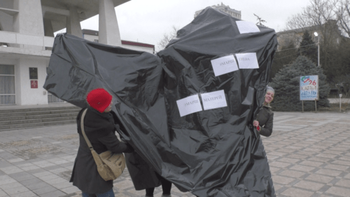 Установка "материнского сердца" на месте пикета. Махачкала, 10 февраля 2018 года. Скриншот с видео "Кавказского узла" https://www.youtube.com/watch?v=x3Mo0CYWHCM