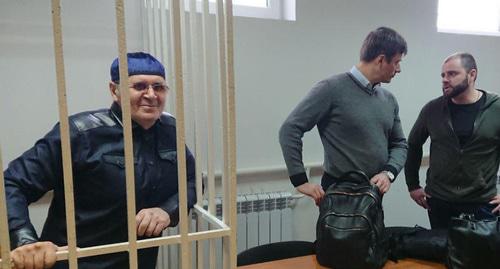 Оюб Титиев (слева) со своими защитниками в зале суда. Фото Патимат Махмудовой для "Кавказского узла"