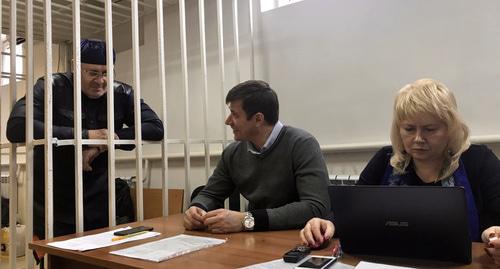 Оюб Титиев (слева) со своей защитой в зале суда. Фото Патимат Махмудовой для "Кавказского узла"