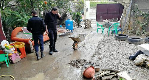 Семья Сидиропуло убирает последствия потопа в своем доме после наводнения летом 2018 года. Фото Светланы Кравченко для "Кавказского узла"