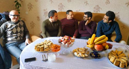Мамед Ибрагим у себя дома (в центре). Справа от него в очках его сын Туран Ибрагим. Фото Азиза Каримова для "Кавказского узла"