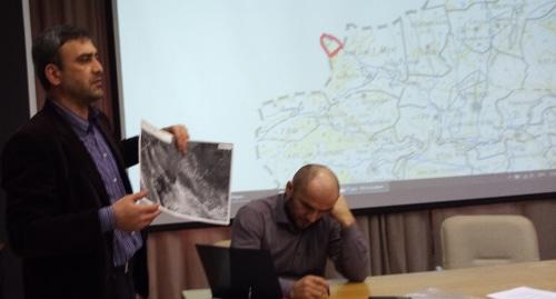 Участники круглого стола показывает снимки территорий на границе Чечни и Дагестана. Фото: Ильяс Капиев для "Кавказского узла".