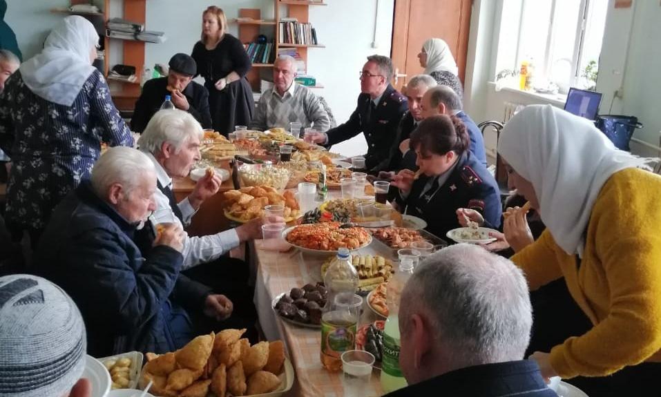 Репатрианты на обеде с руководством управления по вопросам миграции МВД по Адыгее. Аул Панахес, 13 февраля 2019 года. Фото Аскера Сохта для "Кавказского узла" Репатрианты на обеде с руководством управления по вопросам миграции МВД по Адыгее. Аул Панахес, 13 февраля 2019 года. Фото Аскера Сохта для "Кавказского узла"