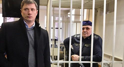 Адвокат Петр Заикин и Оюб Титиев (справа). Фото Патимат Махмудовой для "Кавказского узла"
