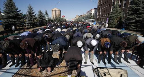 Верующие во время молитвы. Магас, 7 октября 2018 года. Фото: REUTERS/Maxim Shemetov