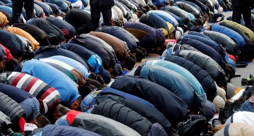 Верующие во время молитвы. Фото: REUTERS/Maxim Zmeyev
