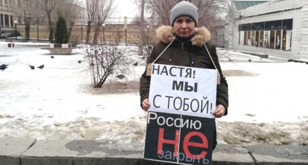 Тома Гродникова проводит пикет в поддержку Анастасии Шевченко. Волгоград, 17 февраля 2019 года. Фото Татьяны Филимоновой для "Кавказского узла".