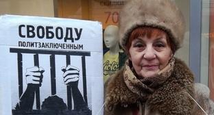 Пикетчица в Волгограде потребовала освободить политзаключенных