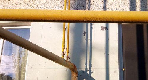 Газовая труба у стены жилого дома. Фото Нины Тумановой для "Кавказского узла"