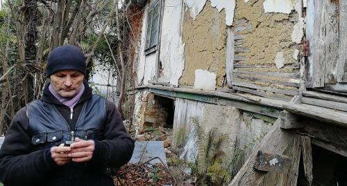 Александр Биданов возле дома, в котором он живет. Фото Светланы Кравченко для "Кавказского узла".