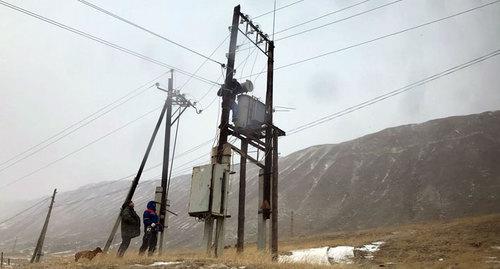Энергетики «Дагестанской сетевой компании» подключают потребителей, несмотря на непогоду. Фото https://www.mrsk-sk.ru/press_center/company_news/detail.php?ID=2867320