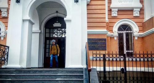 Адвокат выходит из здания Ростовского областного суда. Фото Константина Волгина для "Кавказского узла"
