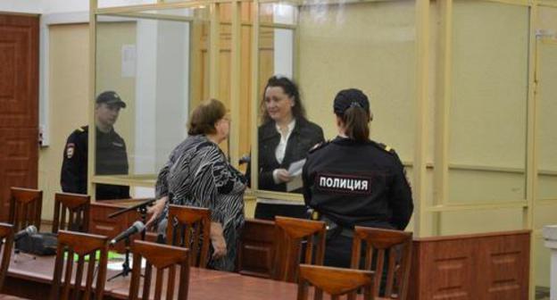 Светлана Мартынова разговаривает с адвокатом в зале суда. Фото Константина Волгина для "Кавказского узла"