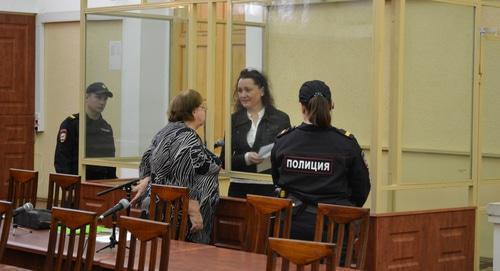 Светлана Мартынова разговаривает с адвокатом в зале суда. Фото Константина Волгина для "Кавказского узла"