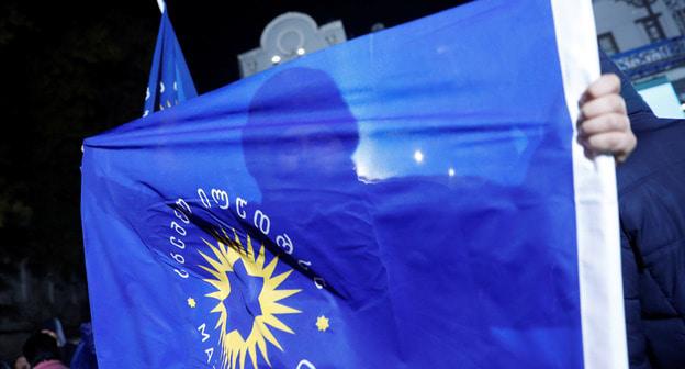 Флаг партии "Грузинская мечта - Демократическое движение". Фото: REUTERS/David Mdzinarishvili