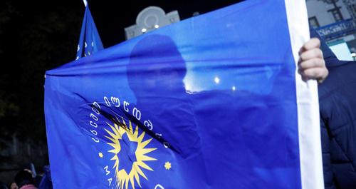 Флаг партии "Грузинская мечта - Демократическое движение". Фото: REUTERS/David Mdzinarishvili