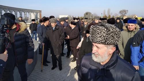 Люди на мемориале жертвам политических репрессий в Назрани 23 февраля 2019 года. Фото Умара Йовлоя для "Кавказского узла"