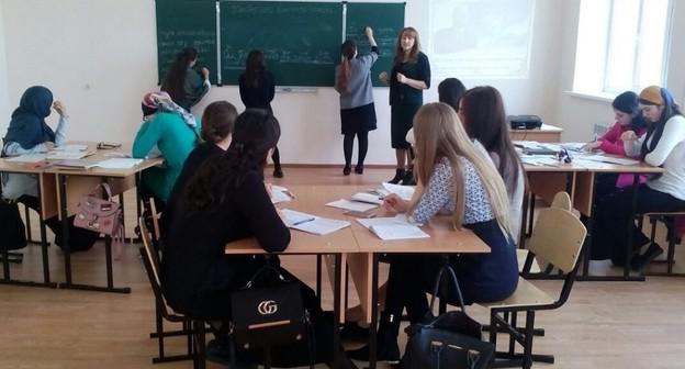 Урок кабардинского языка, октябрь 2017 года. Фото с сайта Кабардино-Балкарского госуниверситета им. Бербекова, https://kbsu.ru/news/otkrytyj-urok/