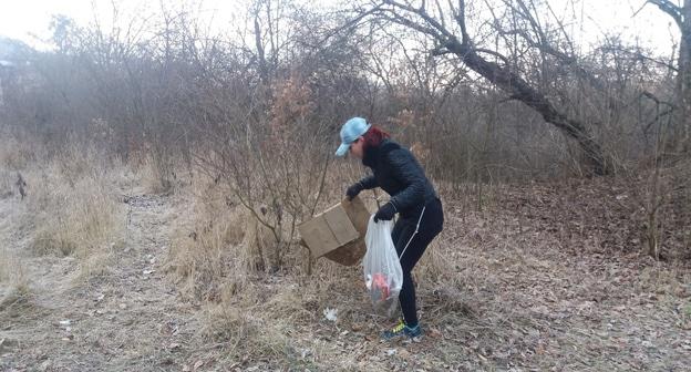 Участница субботника в Нальчике 23 февраля 2019 года. Фото Людмилы Маратовой для «Кавказского узла»