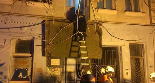 Обрушение балкона в жилом доме в Махачкале. Фото: ГУ МЧС по Дагестану http://05.mchs.gov.ru/operationalpage/operational/item/7921203/