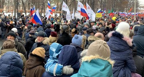 Люди собрались у места начала марша и готовятся начать шествие. Москва, 24 февраля 2019 года. Фото Олега Краснова для "Кавказского узла".