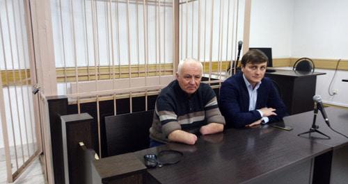 Аслан Иритов (слева) и его адвокат Роман Бондаренко. Фото Людмилы Маратовой для "Кавказского узла"