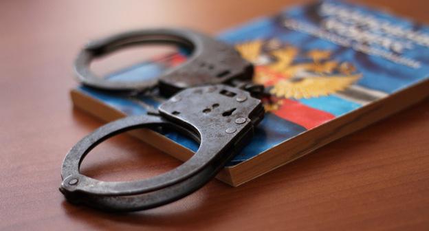 Уголовный кодекс и наручники. Фото: Валентина Мищенко / Югополис