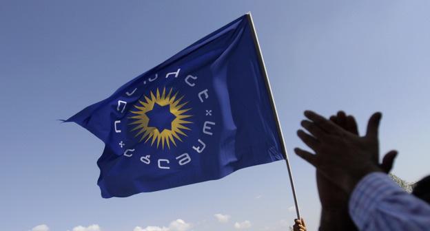 Флаг "Грузинской мечты". Фото: REUTERS/David Mdzinarishvili